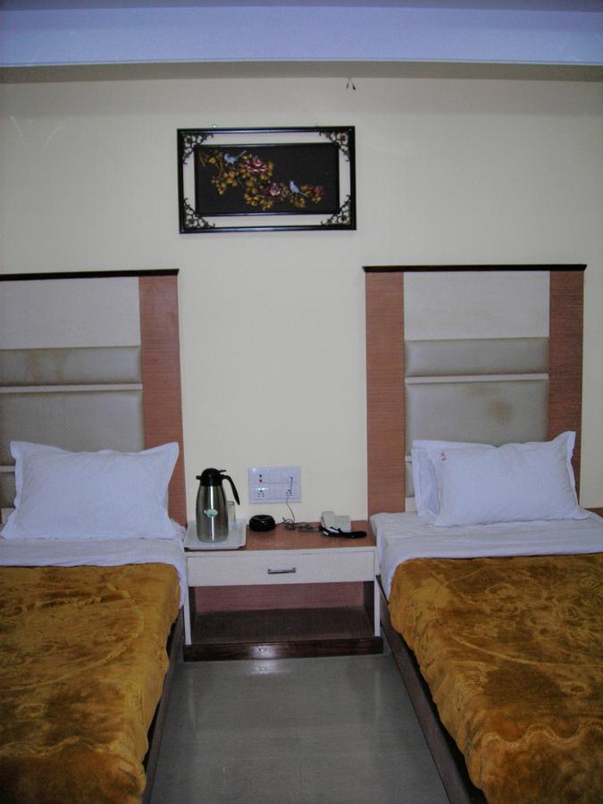 Hotel Dolphin Rāipur Esterno foto