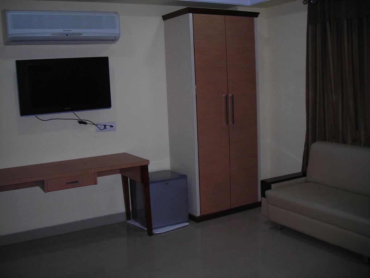 Hotel Dolphin Rāipur Esterno foto