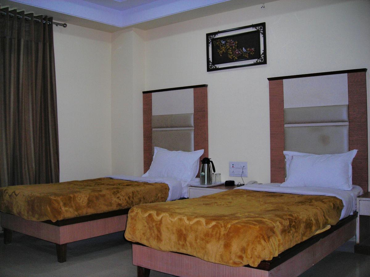 Hotel Dolphin Rāipur Esterno foto