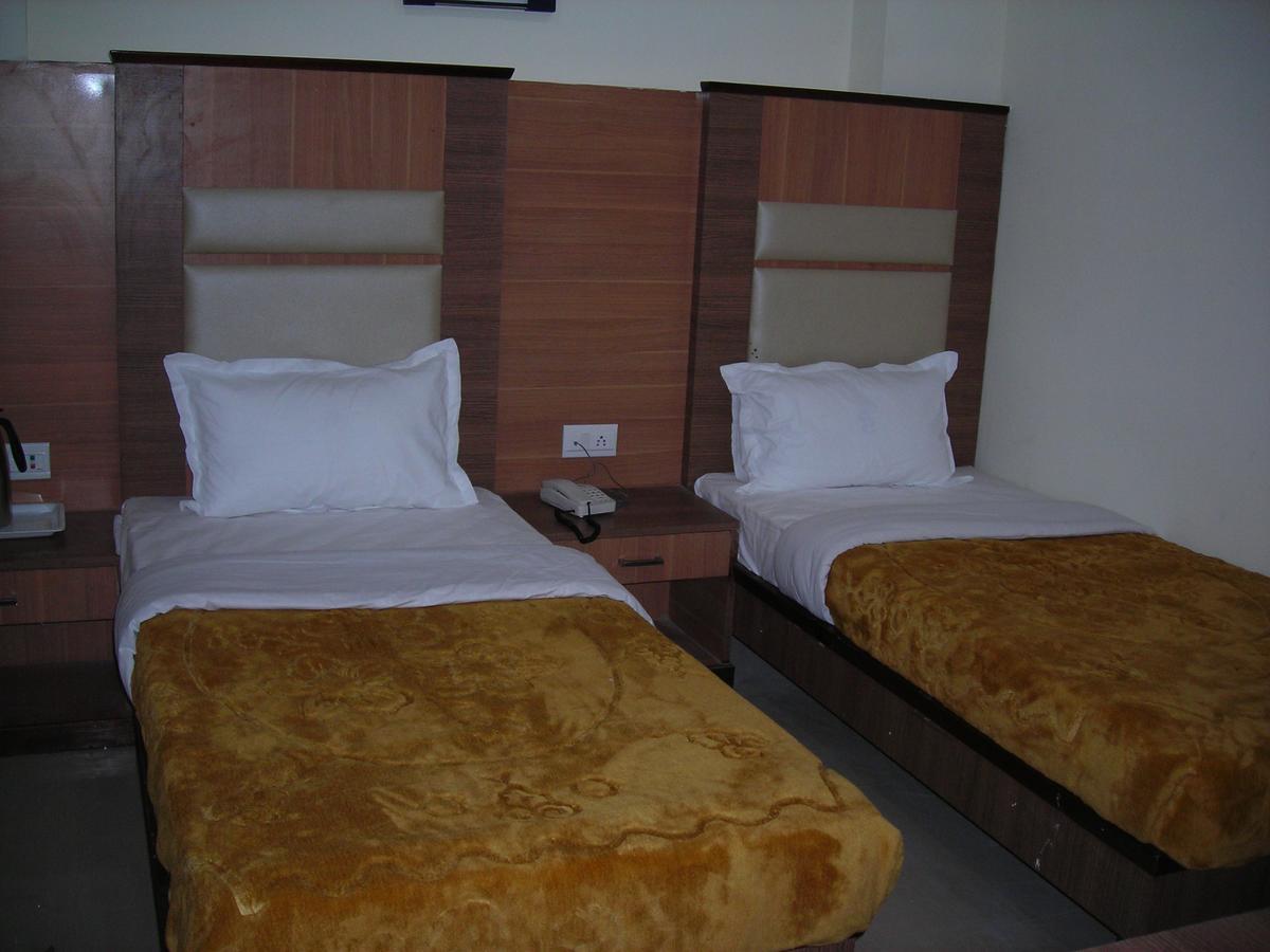 Hotel Dolphin Rāipur Esterno foto