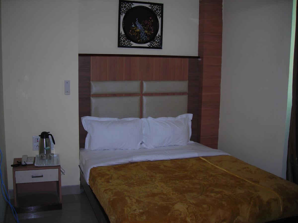Hotel Dolphin Rāipur Esterno foto