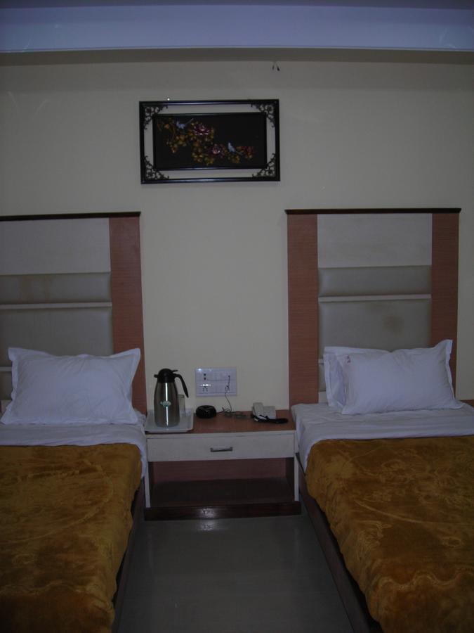 Hotel Dolphin Rāipur Esterno foto